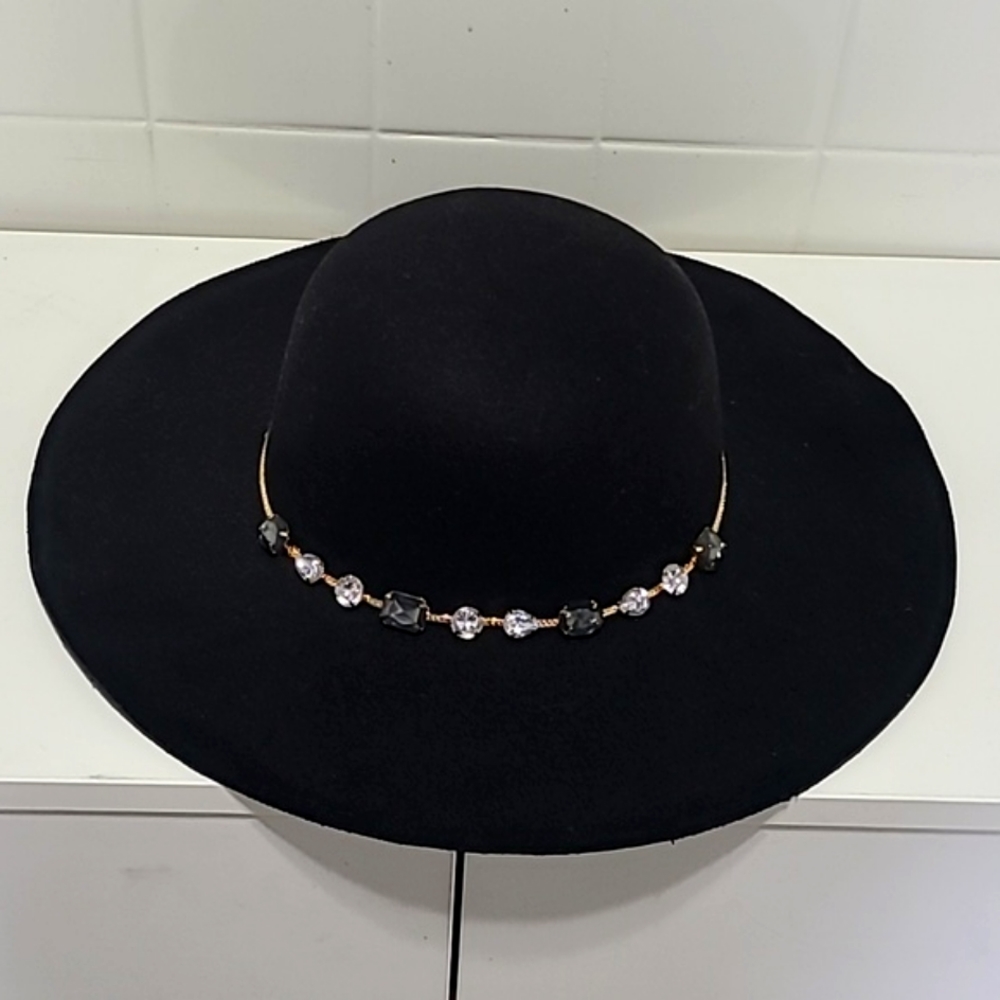 BLACK HAT W/ STONES FAUX DIAMONDS AND CHAIN